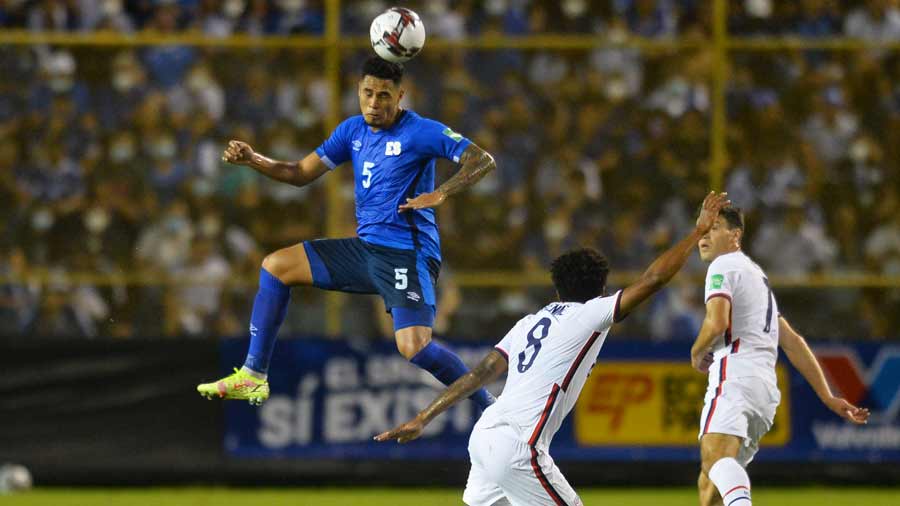 Ronald Rodríguez de El Salvador cabecea ante la llegada de Weston McKennie de los Estados Unidos. Foto EDH / Jonatan Funes